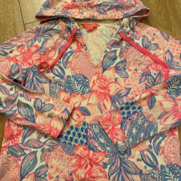 Lilly Pulitzer Kiawah Cropped Hoodie in Pink Isle Snappy Turtle Print - Picture 5 of 7